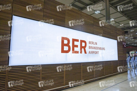 Führung vor der Inbetriebnahme des Flughafens Berlin-Brandenburg in Schönefeld