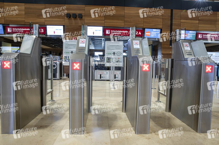 Führung vor der Inbetriebnahme des Flughafens Berlin-Brandenburg in Schönefeld