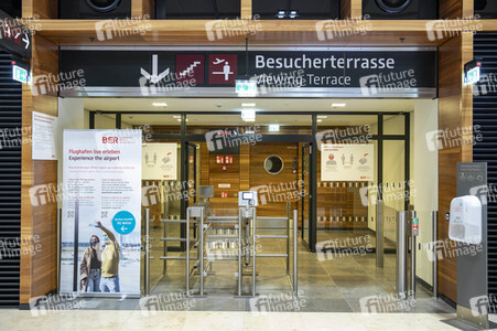 Führung vor der Inbetriebnahme des Flughafens Berlin-Brandenburg in Schönefeld