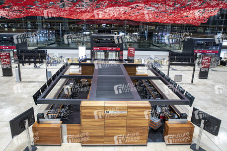 Führung vor der Inbetriebnahme des Flughafens Berlin-Brandenburg in Schönefeld