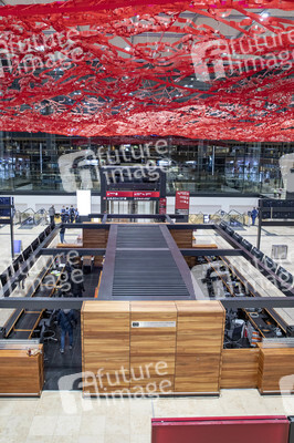 Führung vor der Inbetriebnahme des Flughafens Berlin-Brandenburg in Schönefeld