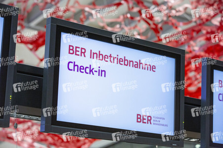 Führung vor der Inbetriebnahme des Flughafens Berlin-Brandenburg in Schönefeld