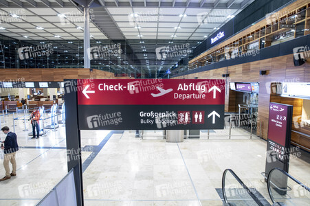 Führung vor der Inbetriebnahme des Flughafens Berlin-Brandenburg in Schönefeld