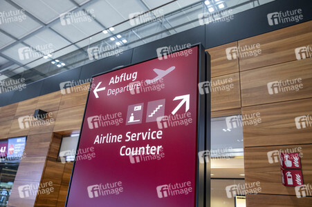 Führung vor der Inbetriebnahme des Flughafens Berlin-Brandenburg in Schönefeld