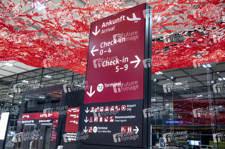 Führung vor der Inbetriebnahme des Flughafens Berlin-Brandenburg in Schönefeld