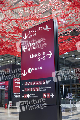 Führung vor der Inbetriebnahme des Flughafens Berlin-Brandenburg in Schönefeld