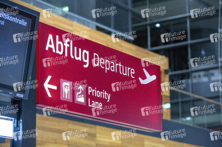 Führung vor der Inbetriebnahme des Flughafens Berlin-Brandenburg in Schönefeld