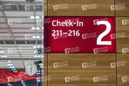 Führung vor der Inbetriebnahme des Flughafens Berlin-Brandenburg in Schönefeld