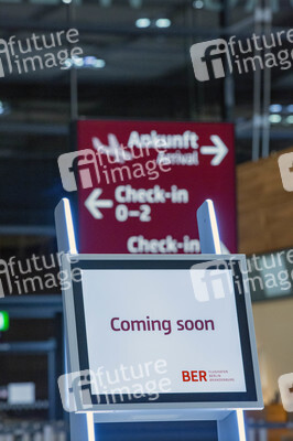 Führung vor der Inbetriebnahme des Flughafens Berlin-Brandenburg in Schönefeld