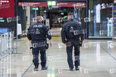 Führung vor der Inbetriebnahme des Flughafens Berlin-Brandenburg in Schönefeld