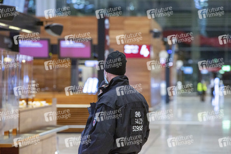 Führung vor der Inbetriebnahme des Flughafens Berlin-Brandenburg in Schönefeld