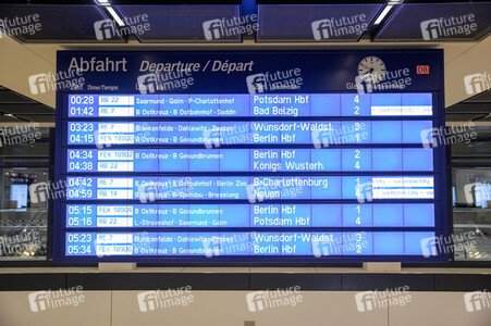 Führung vor der Inbetriebnahme des Flughafens Berlin-Brandenburg in Schönefeld