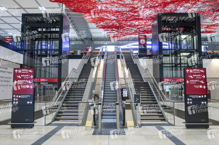 Führung vor der Inbetriebnahme des Flughafens Berlin-Brandenburg in Schönefeld