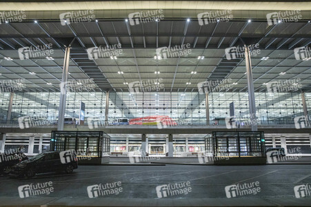 Führung vor der Inbetriebnahme des Flughafens Berlin-Brandenburg in Schönefeld