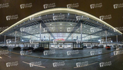 Führung vor der Inbetriebnahme des Flughafens Berlin-Brandenburg in Schönefeld