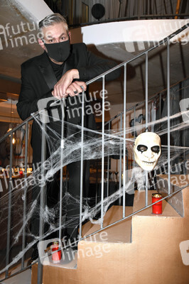 Revue-Premiere 'Hell-oh-rama' in München