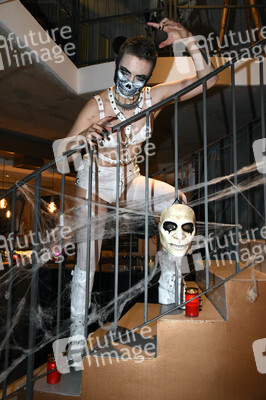 Revue-Premiere 'Hell-oh-rama' in München