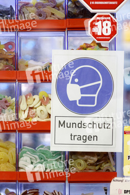 Symbolfoto Mundschutz tragen