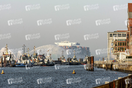 Das Containerschiff CMA CGM Jacques Saade in Hamburg