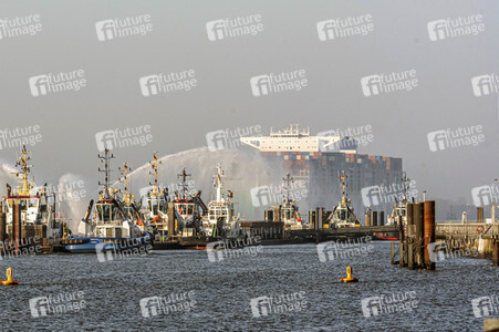 Das Containerschiff CMA CGM Jacques Saade in Hamburg