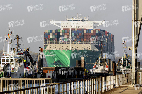 Das Containerschiff CMA CGM Jacques Saade in Hamburg