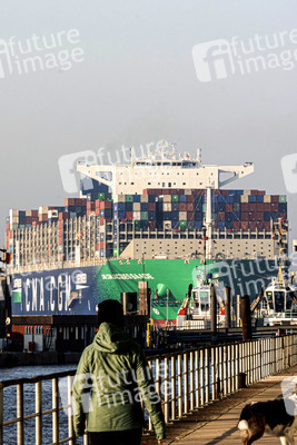 Das Containerschiff CMA CGM Jacques Saade in Hamburg