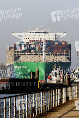 Das Containerschiff CMA CGM Jacques Saade in Hamburg