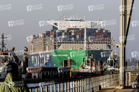 Das Containerschiff CMA CGM Jacques Saade in Hamburg