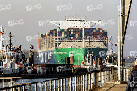 Das Containerschiff CMA CGM Jacques Saade in Hamburg