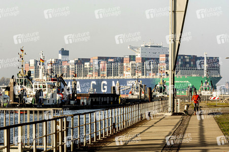 Das Containerschiff CMA CGM Jacques Saade in Hamburg