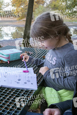 Symbolfoto Hausaufgaben im Freien