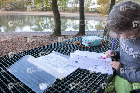Symbolfoto Hausaufgaben im Freien