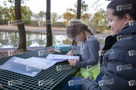 Symbolfoto Hausaufgaben im Freien