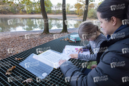 Symbolfoto Hausaufgaben im Freien