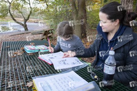 Symbolfoto Hausaufgaben im Freien