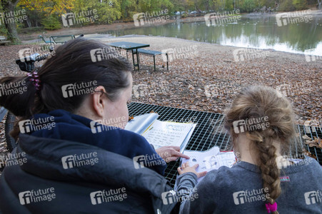 Symbolfoto Hausaufgaben im Freien