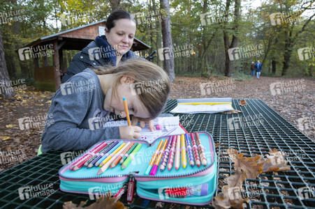 Symbolfoto Hausaufgaben im Freien