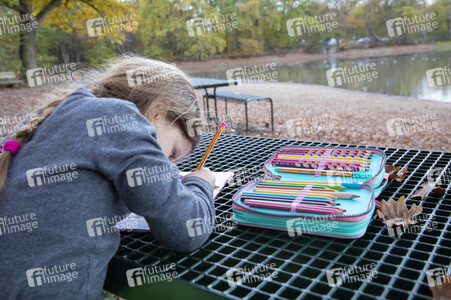 Symbolfoto Hausaufgaben im Freien