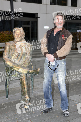 Präsentation der Bronze-Statue von Helmut Dietl in München