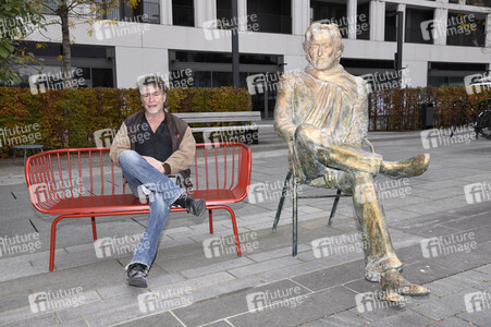 Präsentation der Bronze-Statue von Helmut Dietl in München