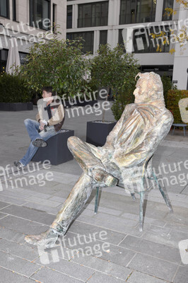 Präsentation der Bronze-Statue von Helmut Dietl in München