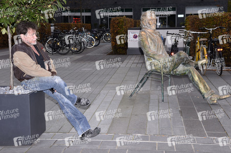 Präsentation der Bronze-Statue von Helmut Dietl in München