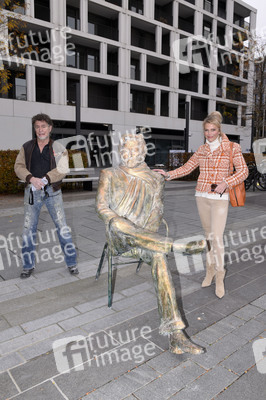 Präsentation der Bronze-Statue von Helmut Dietl in München