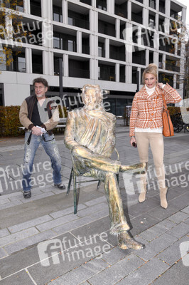 Präsentation der Bronze-Statue von Helmut Dietl in München