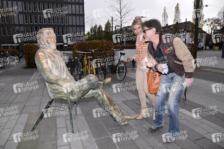 Präsentation der Bronze-Statue von Helmut Dietl in München