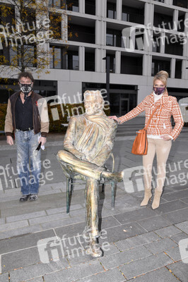 Präsentation der Bronze-Statue von Helmut Dietl in München