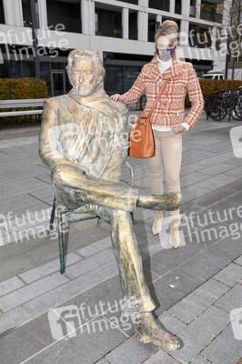 Präsentation der Bronze-Statue von Helmut Dietl in München