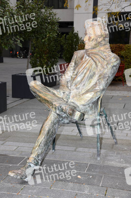 Präsentation der Bronze-Statue von Helmut Dietl in München