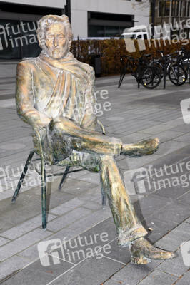 Präsentation der Bronze-Statue von Helmut Dietl in München