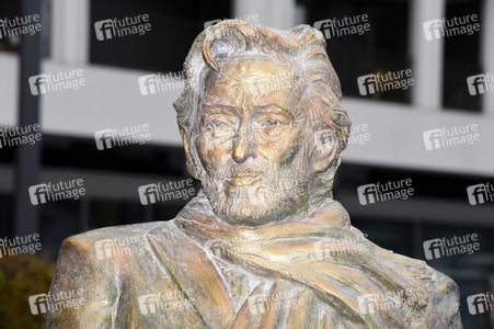 Präsentation der Bronze-Statue von Helmut Dietl in München